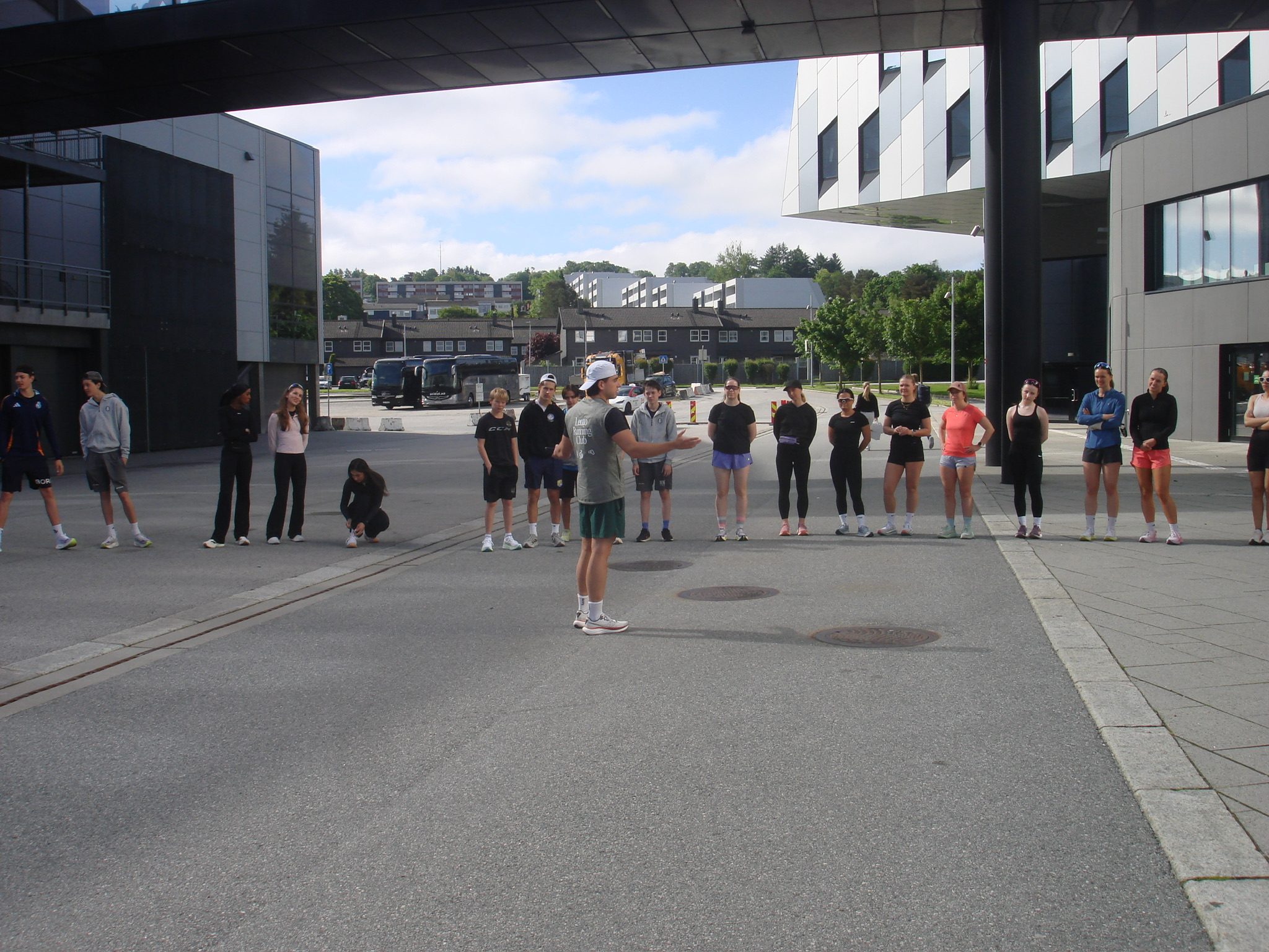 Lento Running Club briefing before a Saturday run in Stavanger