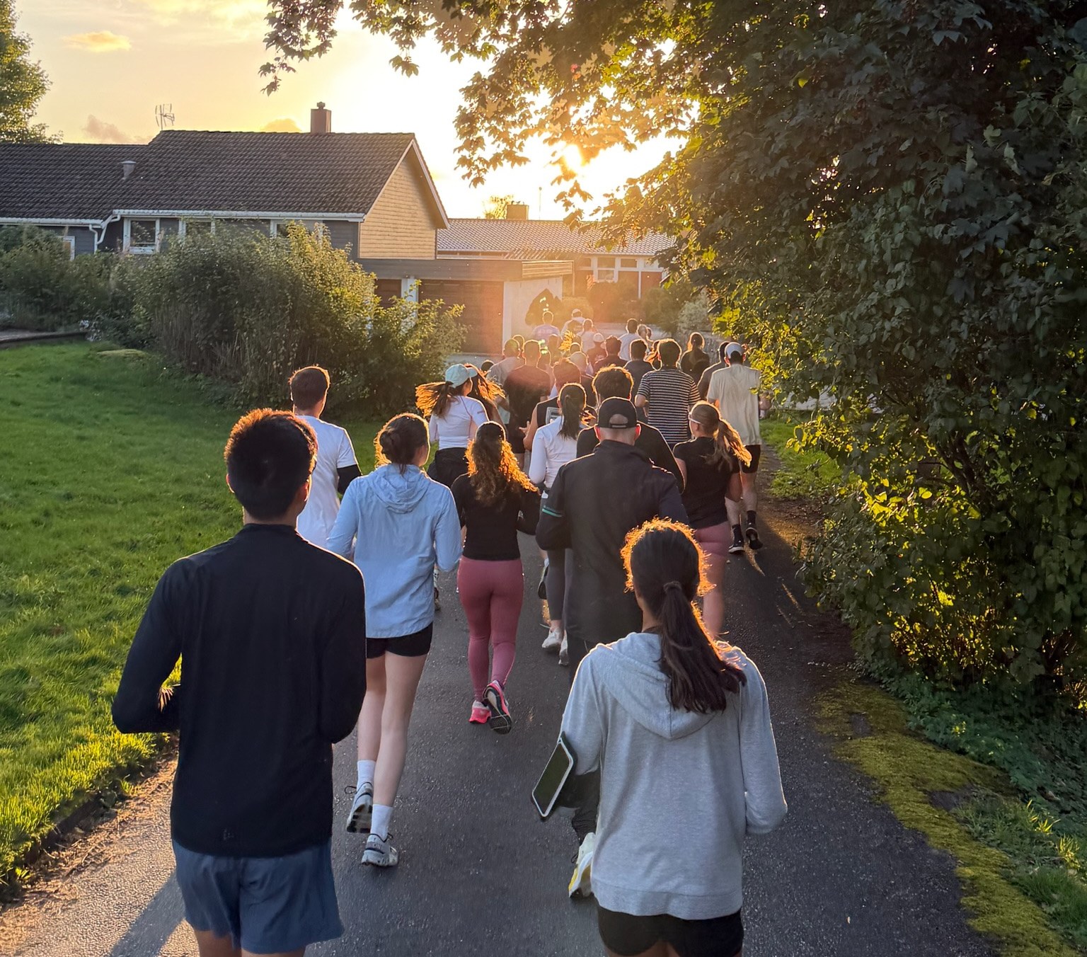 Lento Running Club running together at sunset in Stavanger